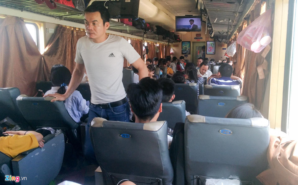 Tàu hỏa, xe khách chật cứng hành khách trở lại thành phố sau nghỉ lễ